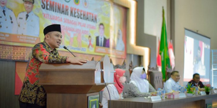 Buka Seminar Dokter, Perawat dan Bidan, Wabup : Tingkatkan Mutu Pelayanan Penderita HIV/AIDS