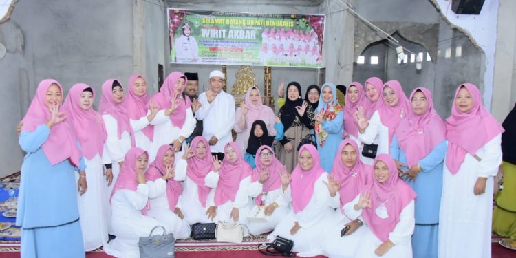 Pengajian Bersama Ibu-Ibu desa Pinggir, Bupati Kasmarni Ajak Perempuan Terus