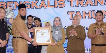 Bupati Bengkalia Serahkan Penghargaan BTA Perdana, Ke OPD dan Desa Yang Konsisten Terhadap Keterbukaan Informasi Publik