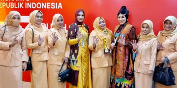 Tampilkan Batik Mandau, DWP Bengkalis Juara 2 Lomba Peragaan Batik Daerah se-Riau