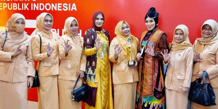 Tampilkan Batik Mandau, DWP Bengkalis Juara 2 Lomba Peragaan Batik Daerah se-Riau