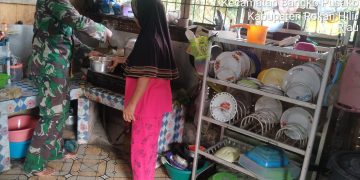 Wujud Kepedulian TNI kepada Masyarakat, Babinsa Masuk dapur, Memasak dan Makan bersama