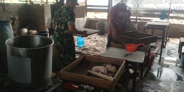 Babinsa Bangko Lestari Dampingi UMKM Pengelolaan Usaha Tahu