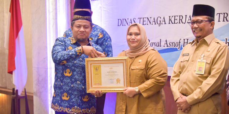 Dinilai Berhasil Membina Perusahaan di Bengkalis, Bupati Kasmarni Terima Penghargaan Siddhakarya 2022