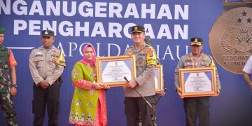 Bupati Kasmarni Terima Penghargaan Forkopimda Terbaik Dari Kapolda Riau.