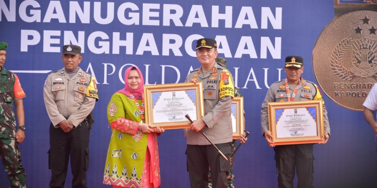 Bupati Kasmarni Terima Penghargaan Forkopimda Terbaik Dari Kapolda Riau.