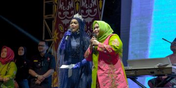Bupati Kasmarni dan Iyet Bustami Duet Meriahkan Malam Puncak Julang Bermasa Tahun 2022