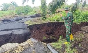 Akses Jalan Amblas akibat Abrasi di Pinggir Laut Bengkalis