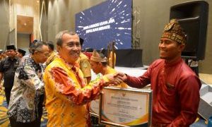 Gubernur Riau Syamsuar Beri Penghargaan Untuk Desa Berprestasi