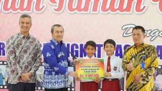 Harumkan Nama Riau, Gubri Syamsuar Berikan Penghargaan Kepada 98 Siswa – Siswi Berprestasi