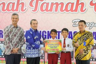 Harumkan Nama Riau, Gubri Syamsuar Berikan Penghargaan Kepada 98 Siswa – Siswi Berprestasi