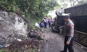 Bus Rombongan Mahasiswa Universitas Riau Terbalik di Sumbar