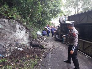 Bus Rombongan Mahasiswa Universitas Riau Terbalik di Sumbar