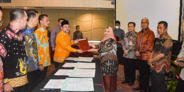 Rakor Pelaksanaan ABPD 2023, Bupati Kasmarni Serahkan DPA ke SKPD