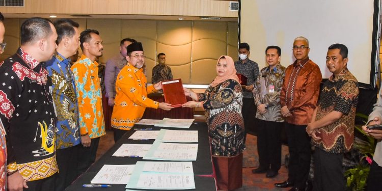 Rakor Pelaksanaan ABPD 2023, Bupati Kasmarni Serahkan DPA ke SKPD