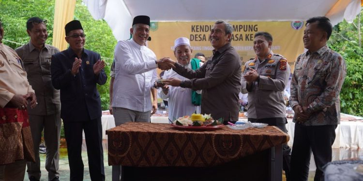Gubri Syamsuar-Bupati Adil Potong Tumpeng Bersama di Kenduri Desa Mantiasa