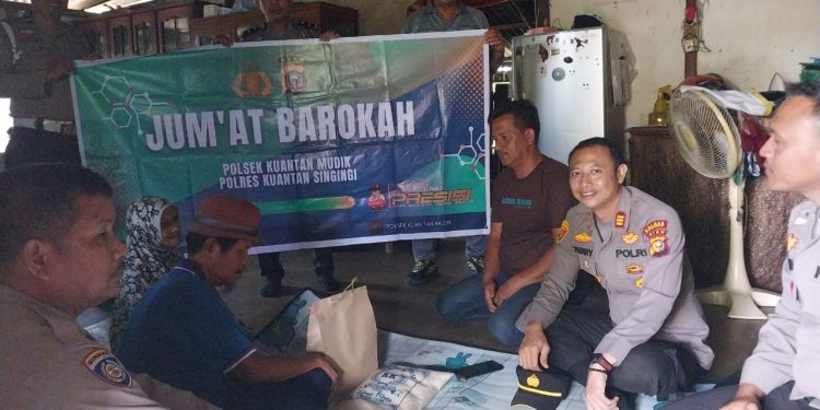 Jumat Barokah, Polsek Kuantan Mudik Bagikan Sembako Kepada Lansia dan Masyarakat Kurang Mampu