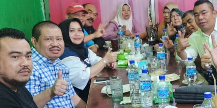 Ngopi Bareng di Kedai Kopi, Ini Cara Bupati Kasmarni Dekat Dengan Masyarakatnya