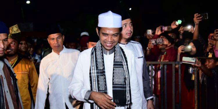 Ribuan Masyarakat Padati Lapangan Desa Bumbung Sambut Kedatangan UAS