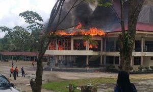 Kantor DPRD Inhu Terbakar, Api Membara di Gedung Utama