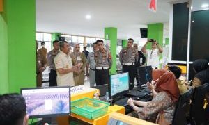 Mendadak! Gubernur Riau Cek Kantor Pelayanan Samsat Pekanbaru Kota