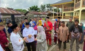 Merawat Nilai Sejarah, Gubri Serahkan Kunci Rumah Tinggi Kerajaan Indragiri Hulu