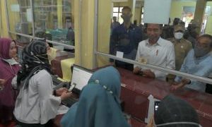 Presiden Jokowi Cek Poli dan Pelayanan Kesehatan RSUD Arifin Achmad