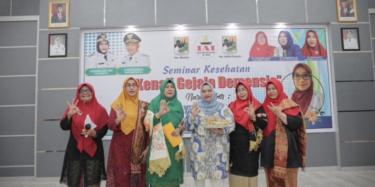 Buka Seminar Kesehatan Bersama Tokoh Perempuan, Bupati Sampaikan Pentingnya Peran Wanita Dalam Pelaksanaan Pembangunan
