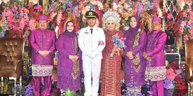 Diawali Prosesi Pedang Pora, Resepsi Pernikahan Putri Bupati Bengkalis Ini Berjalan Lancar dan Meriah