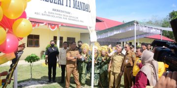 SMAN 11 Mandau Diresmikan, Bupati Kasmarni Minta Masyarakat Jaga dan Rawat Sekolah Dengan Baik