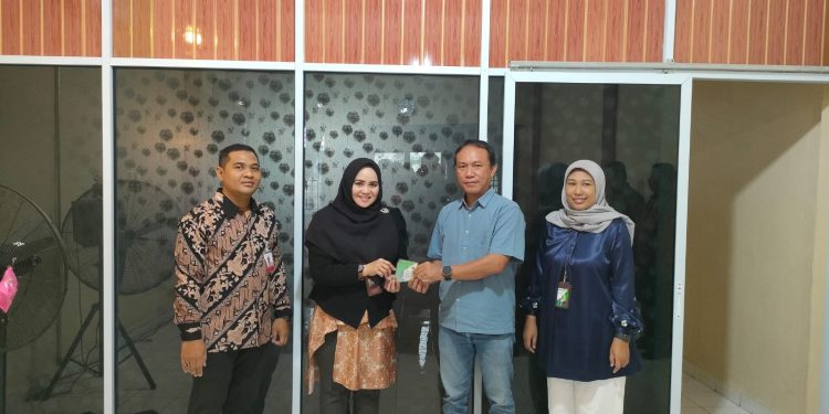 BPJamsostek Duri Serahkan Kartu Peserta Nasabah KUR BRK Syariah Hang Tuah