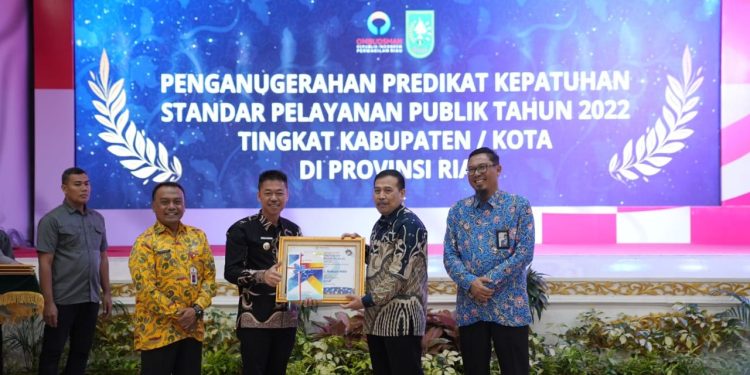 Dapat Nilai 84 dengan Zona Hijau, Pemkab Rohil Raih Penghargaan dari Ombudsman