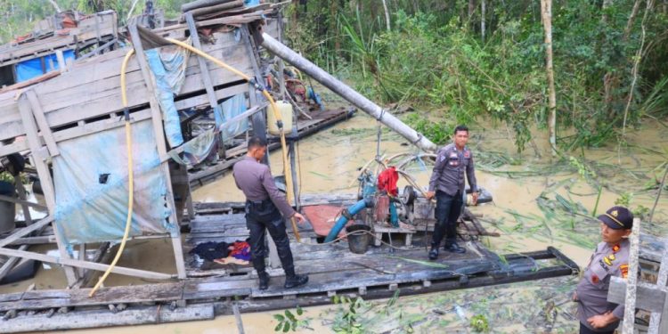 Tertibkan PETI, Kapolres Inhu Turunkan Tim dan Musnahkan 66 Rakit di Peranap Riau