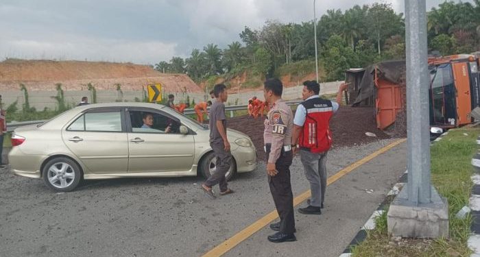 Truk Terguling di Pintu Tol Pekanbaru-Dumai, Arus Pintu Keluar Dialihkan