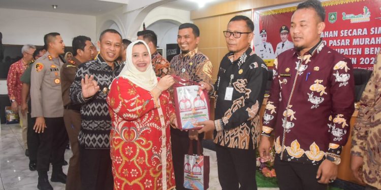 Stabilkan Harga Kebutuhan Pokokc, Bupati Kasmarni Salurkan 100.000 Paket Sembako Murah untuk 11 Kecamatan