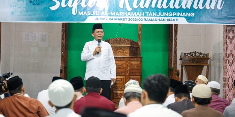 Gubernur Ansar Memulai Rangkaian Safari Ramadhan di Masjid Al-Marhamah Tanjungpinang