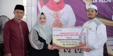 Safari Ramadhan Perdana di Pinggir, Bupati Serahkan Sejumlah Santunan dan Bantuan
