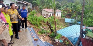 Ansar Serahkan Bantuan Kepada Korban Tanah Longsor di Kampung Tiban Lama Batam