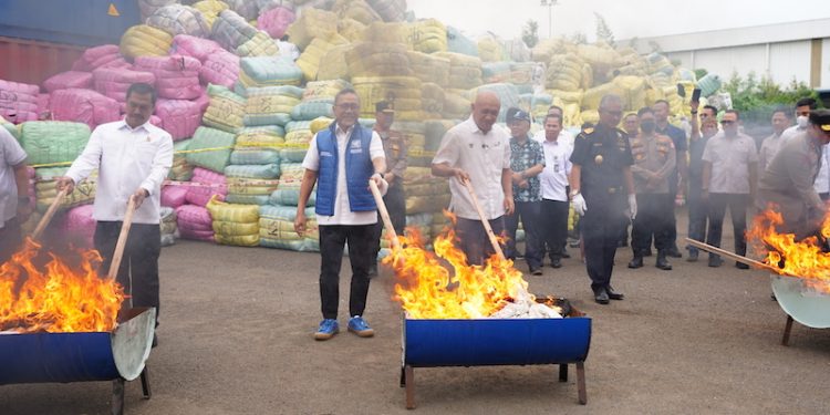 Bakar 7.363 Bal Pakaian Bekas, Zulhas: Ini Mengganggu Industri Tekstil, Harus Dimusnahkan