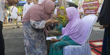 Safari Ramadhan di Senggoro, Bupati Kasmarni Serahkan Bantuan