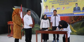 Gubernur Ansar Serahkan Surat Perjanjian Kontrak Guru Non- ASN SMAN, SMKN dan SLBN di Kabupaten Lingga