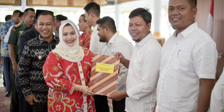 Bupati Kasmarni Serahkan SK Kepada 348 Pendamping Desa dan Kelurahan Serta Berikan Reward Kepada PD Pelayanan Publik Terbaik