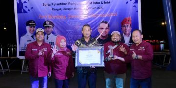 Bupati Bengkalis Kasmarni Terima Anugerah JMSI Award 2023