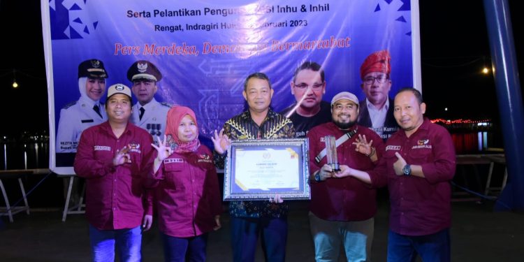 Bupati Bengkalis Kasmarni Terima Anugerah JMSI Award 2023