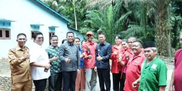 Bupati dan Wabup Rohil Berikan Bantuan Korban Rumah Kebakaran di Balam Sempurna Kota