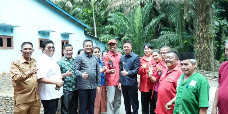 Bupati dan Wabup Rohil Berikan Bantuan Korban Rumah Kebakaran di Balam Sempurna Kota