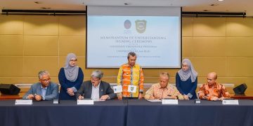 Disaksikan Gubernur Riau, UIR Teken MoU dengan UTP Malaysia