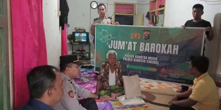 Jumat Barokah, Kapolsek Kuantan Mudik dan Pemdes Koto Cengar Berbagi dengan Dhuafa dan Lansia