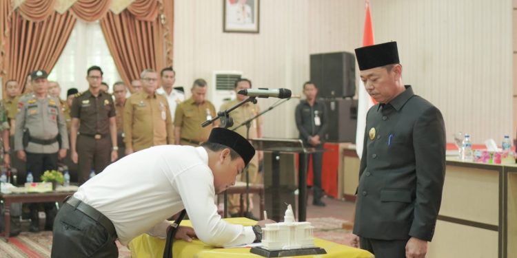 Serahkan Ratusan SK PNS, Bupati Afrizal Sintong: PNS Harus Lebih Giat Bekerja