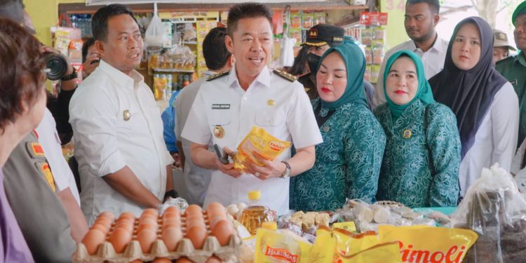 Cek Harga dan Ketersediaan Sembako, Bupati Rohil Bersama Forkopimda Kunjungi Pasar Datuk Rubiah